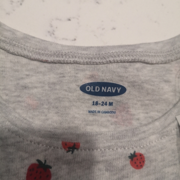 5 for 25$💛old Navy strawberries onesie - Picture 2 of 4